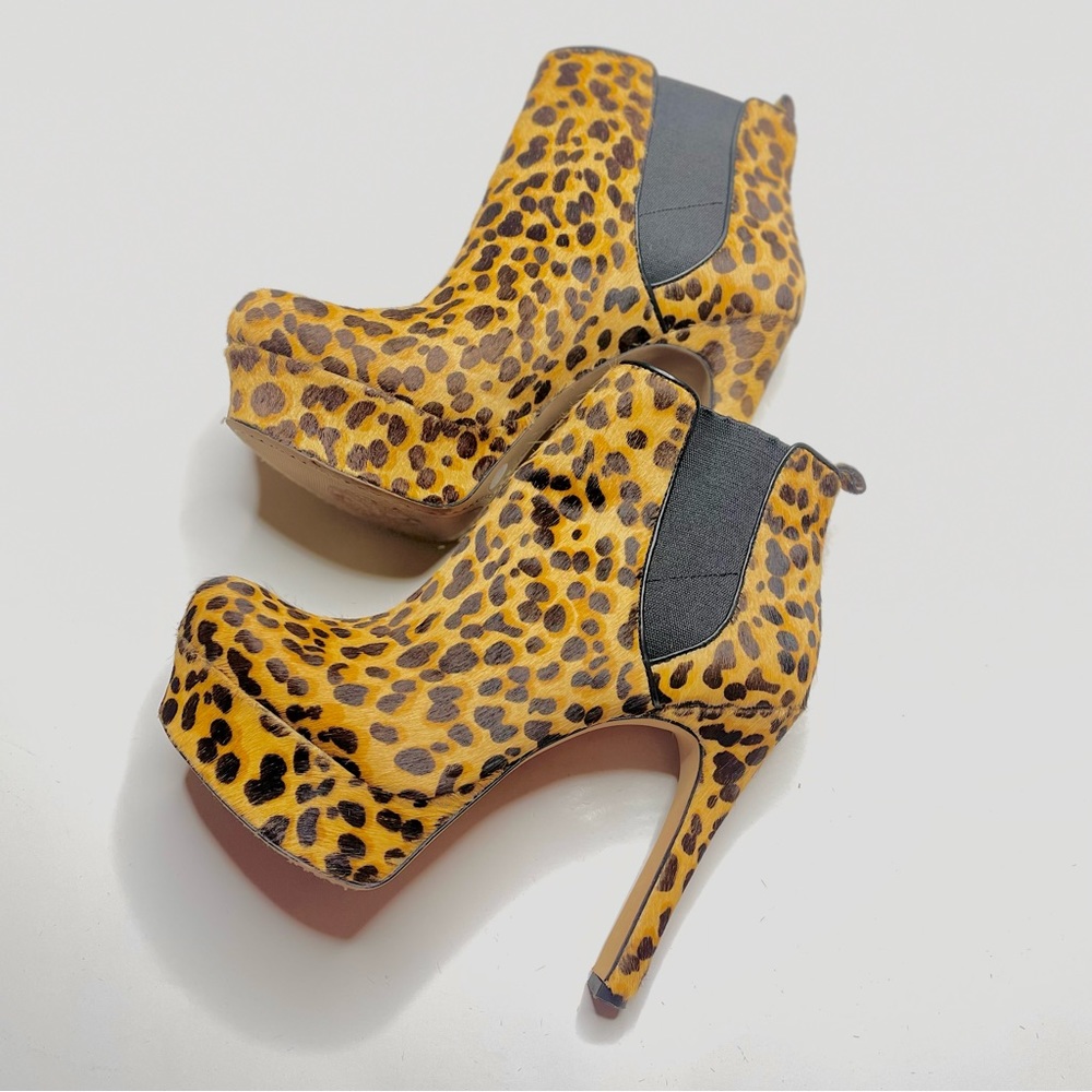 Women’s Vince Camuto Classic Leopard Bootie Heels Size 6